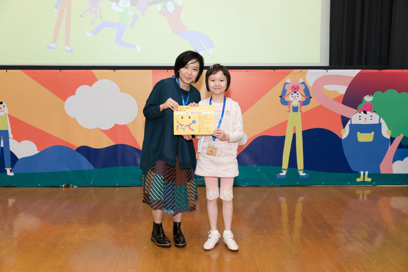 護苗基金總幹事譚紫茵女士頒發獎狀予初小組入圍者黎穎欣小朋友。